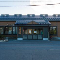 2024-09-29-16;52;47 青森県東津軽郡外ヶ浜町字上蟹田 津軽線蟹田駅 駅舎<br>平川市の盛美園や弘前城の周辺を巡り、津軽線とわんタク（代行バス区間）で龍飛崎の青函トンネル記念館を巡る