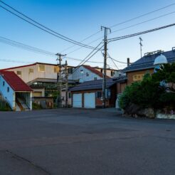 2024-09-29-16;52;25 青森県東津軽郡外ヶ浜町字上蟹田 津軽線蟹田駅 跨線橋と駅前<br>平川市の盛美園や弘前城の周辺を巡り、津軽線とわんタク（代行バス区間）で龍飛崎の青函トンネル記念館を巡る