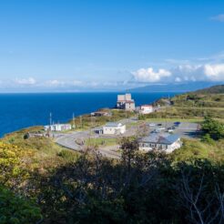 2024-09-29-15;00;11 青森県東津軽郡外ヶ浜町三厩龍浜 龍飛埼灯台付近から見る龍飛の街並み<br>平川市の盛美園や弘前城の周辺を巡り、津軽線とわんタク（代行バス区間）で龍飛崎の青函トンネル記念館を巡る