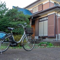 2024-11-04-15;30;48花の家 貸し自転車で花小金井駅から来た<br>花小金井駅の南口からレンタサイクルで花の家へ。雑草を少し刈ったが途方もない