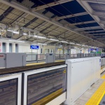 2024-02-12 19;03 梅屋敷駅 ホームドア設置が完了