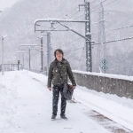 2018-01-03 11;40 川治温泉駅 雪の中で電車を待っているCOTA