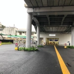 2020-05-16 15;58 雑色駅 コロナ感染拡大での不要普及の外出自粛で人のいない駅前