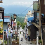 2020-08-23 09;28 群馬県渋川市伊香保町 伊香保温泉の階段を上るCOTA