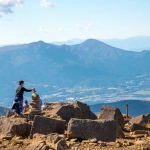 2017-10-30 12;58 箱根駒ヶ岳で石を積む子供