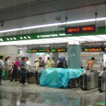 2005-08-23 20-22-58大雨で自動改札が水を被っている横浜駅