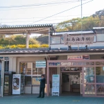 2011-05-08-15-23-12 東日本大震災の影響で本塩釜以東が運休となっている仙石線の松島海岸駅とバスへの振替の案内をする駅員