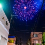 2015-08-15-19-48 六郷土手 大田区平和の祭典の花火と住宅街