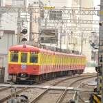 2008-03-02 16-07-39雑色駅を発車する110周年記念ラッピングの1000形