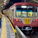 2022-10-29 19;24 小田原駅 伊豆箱根鉄道 大雄山線の旧塗装車両と特徴的な行き先表示