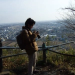 2008-02-10 15-09-41岩舟山の山の上でカメラを見つめるCOTA