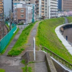 2016-04-03 17-12 港町 京急電車と土手と桜