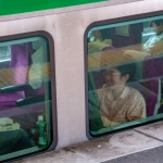 2008-06-21-09-39-26 高崎線の電車の車内で話しているCOTA