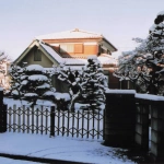 2006-01-18 花の家 雪の入り口と母屋