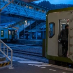 2010-05-04-18-29-57茂市駅で山田線と岩泉線の接続が取られる