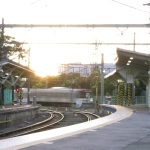 2007-09-16 17-37-11夕方の朝の駅と鶴見線の電車