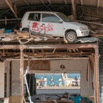 2011-05-07-14-24-35 東日本大震災による津波で流された車と復興に向けて歩み始める人々