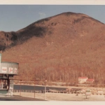 1982-12-01 群馬県 赤城山 大沼のボート乗り場と山