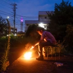 2024-08-13-19;03;36 花の家 迎え火をするCOTAと田無タワー（スカイタワー西東京）