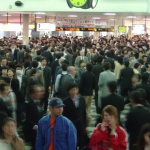 2006-05-11 08-46-13電車の遅延で混雑する品川駅