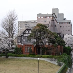 2008-03-29 17-00-23明治学院記念館と桜