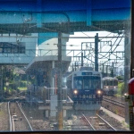 2015-07-26-15-31 静岡鉄道 JR東海道線と並走する狐ヶ崎駅ですれ違い