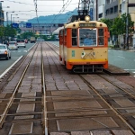 2015-07-06-09-03 松山 伊予鉄市内電車とのダイヤモンドクロッシングを渡る路面電車