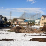 2012-01-25 14-13-02花の家 雪の日に畑から家屋を望む