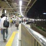 2006-10-19 18-36-20カーブした飯田橋駅ホーム