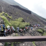 2013-08-17 02-53-44富士山 登山の列