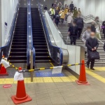 2022-03-22 18;23 梅屋敷駅 電力逼迫によりsエスカレーターの利用を停止