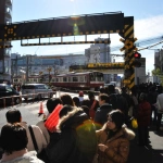 2008-01-03 12-27-55箱根駅伝と京急蒲田駅の踏切