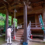 2008-06-21-14-02-33 川原湯温泉の神社に立つCOTA