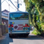 2015-05-02-15;420011岬の狭隘区間を走るバス