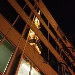 2011-12-10-17-36-59ビルに反射する東京タワー