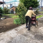 2018-05-04 14;51 花の家 雑草取りに回るおばあちゃん