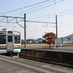 2007-12-08 12-28-46岩舟駅のホームと電車