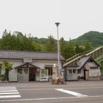 2008-06-21-15-22-22 川原湯温泉駅の駅舎・跨線橋と周辺