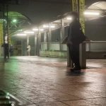 2021-11-09 21;48 茅ヶ崎駅 雨の中を歩くCOTA