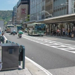 2017-06-09 11;16 京都河原町 急増する旅行客を案内している