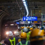 2012-10-21-05-07-47京急蒲田 上下線高架化完了直前に試運転列車を迎える作業員の人々