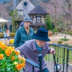 2013-03-31-15-36-32 箱根ガラスの森美術館を歩くおばあちゃんと後ろから見守るおじいちゃん