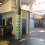 2012-10-21-07-08-11雑色駅 昨日まで下り線が地平だった箇所の切り替えが完了し2つの改札が結ばれた