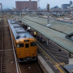 2015-07-05-18-09 松山駅のホームと伊予灘ものがたり