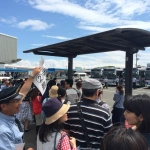 2015-05-04 11;110019三崎口駅の混雑と整理をする駅員