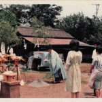 1979-08-01 花の家 地鎮祭を見るおばあちゃん