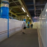 2010-05-16-07-51-25 雑色駅の仮設通路 一時的にホームを通路にしている