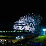 2012-08-15-20-24-19行き交う電車と多摩川の花火