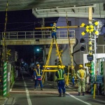 2012-10-21-01-16-20梅屋敷駅 終電後に架線の保護と踏切の撤去を行う作業員