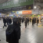 2022-02-07 08;35 品川駅 JR東日本・京急連絡改札前の広場